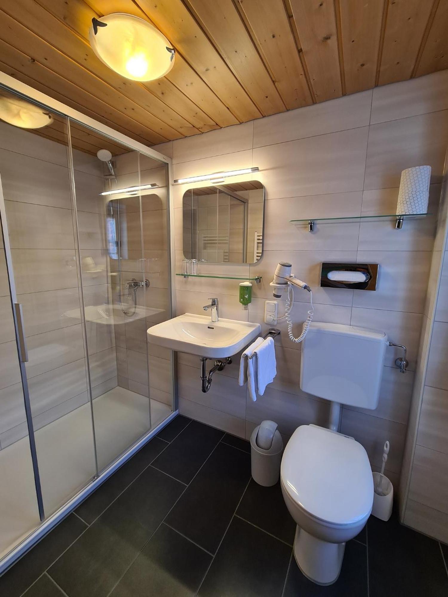 Hotel Altwirt Lenggries Bagian luar foto